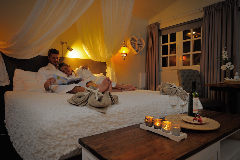 Couple_bynight copy 2 romantic hotel bonaire